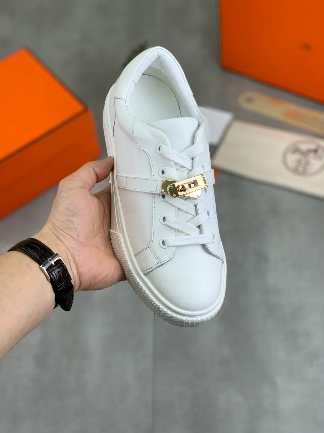 Men's men's shoes 💰P640 New Hermes top version Hermès classic couple style #𝐊𝐞𝐥𝐥𝐲 buckle casual white shoes skateboard shoes that will not conflict with shoes at all. Full of unknowns, Hermès rarely produces flat casual shoes and they are paired with classic palladium-plated Kelly shoe buckles! You'll fall in love with it at first sight. It's super versatile and can be worn with any skirt or pants. 🉑️Close your eyes and wear it. It's super noble. Fabric: Specific cowhide/canvas material. Lining: Sheepskin lining. Outsole: Original molded TPU outsole. Size: 35-45.